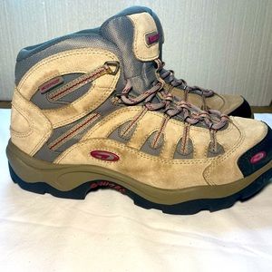 Hi Tec  woman’s hiking boots , preown great condition Sz9.5